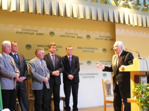 Л. Держипільський та Ю. Стефурак (у центрі) під час урочистостей з нагоди 90-річчя С. Стойка (перший праворуч)